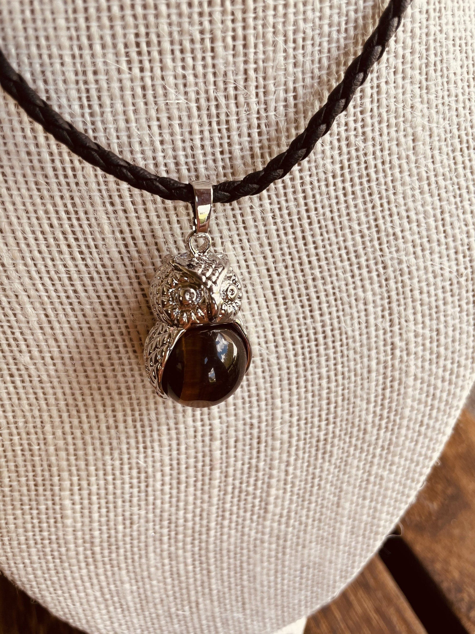 Owl Pendant Necklace - Rose Quartz, Moonstone, Tiger Eye, Black Onyx, Green Aventurine, Lapis,Sandstone,Jasper, Amethyst Unisex Necklace All Ages - A beautiful Amethyst crystal known for its amethyst is a powerful stone for spiritual protection and inner peace.